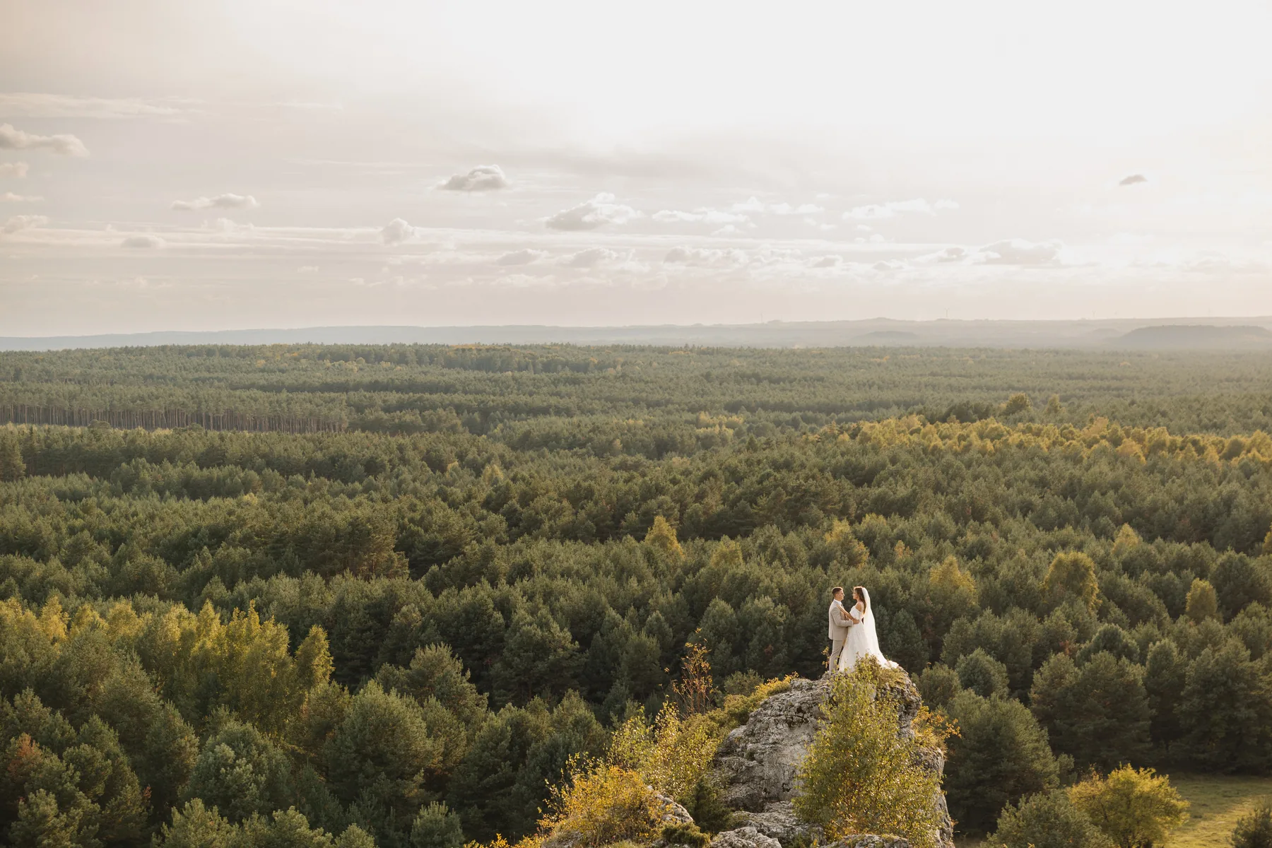 Para młoda na tle rozległego krajobrazu